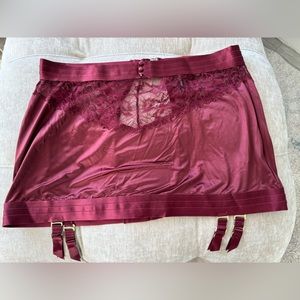 Torrid intimate curves burgundy skirt. Never worn.
